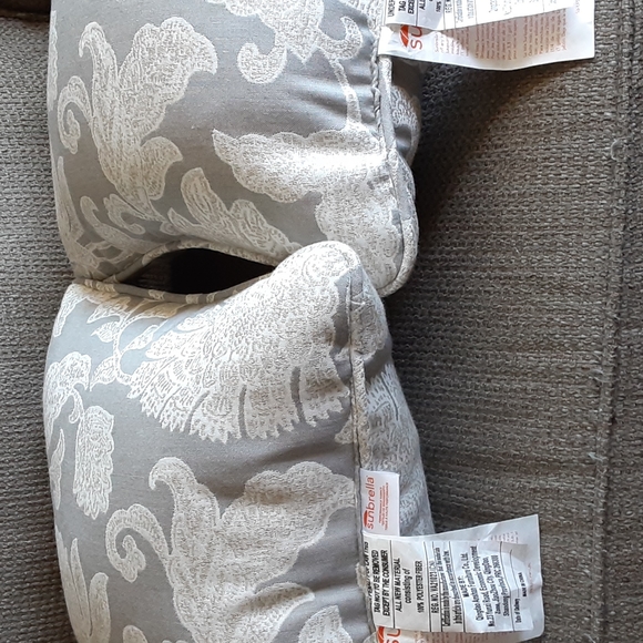 Sunbrella pair of throw pillows - Picture 3 of 8